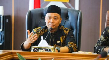 Wawako Pekanbaru Tegaskan Camat dan Lurah Jangan Persulit Urusan Warga Apalagi Sampai Minta Uang